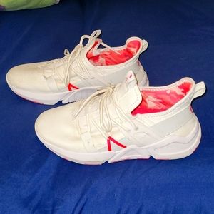 Fabletics tennis shoes